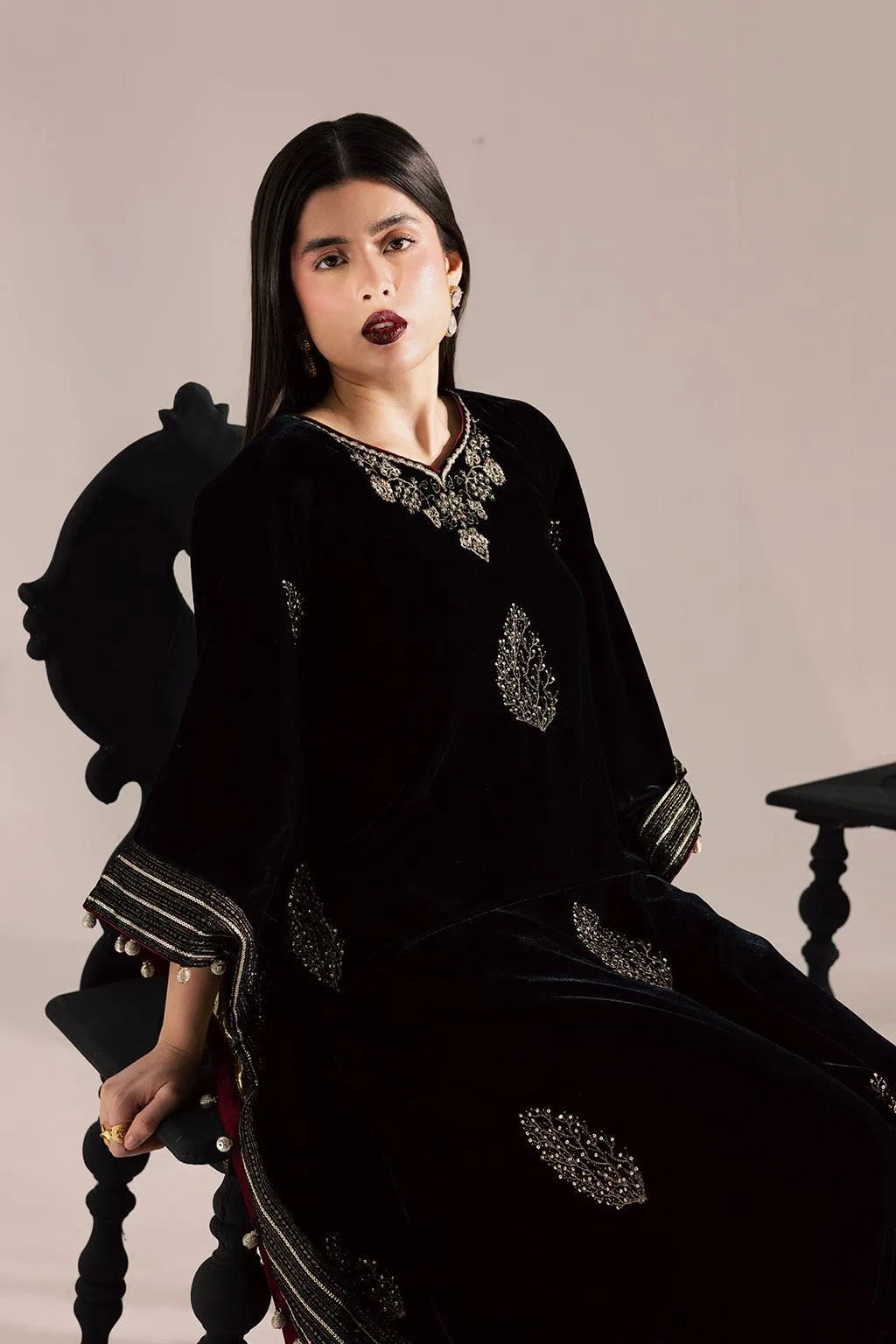 Vanya Velvet Muse Black Raw Silk – view 5 – Poshaq