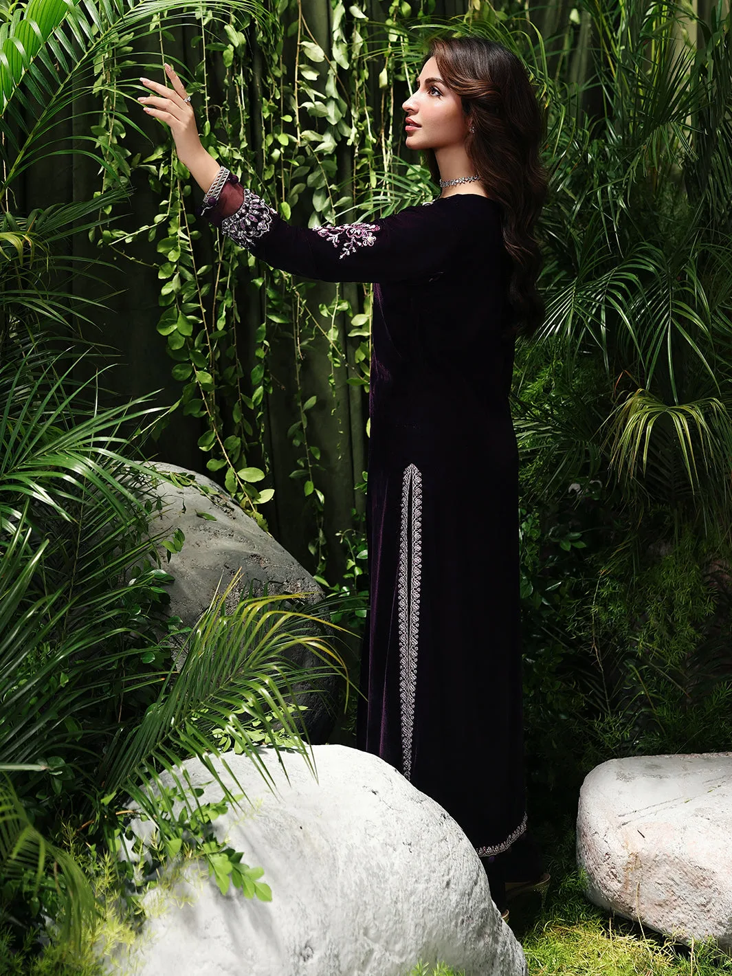 Midnight plum velvet suit with shirt and trousers, rich texture – view 2 – Poshaq