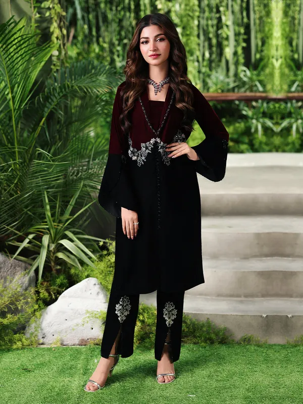 Black velvet suit with jacket and trousers, premium fabric – view 1 – Poshaq