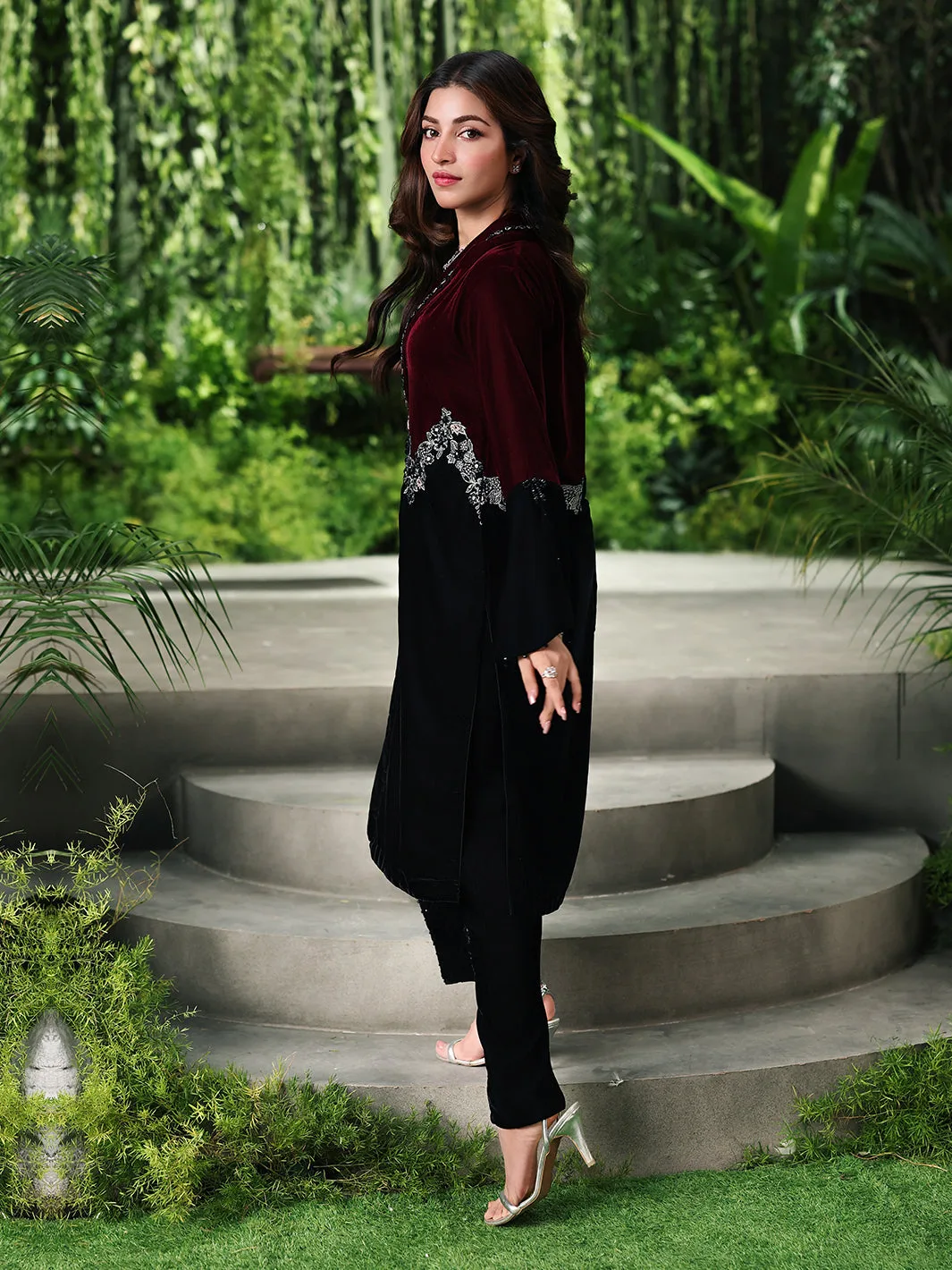 Black velvet suit with jacket and trousers, premium fabric – view 2 – Poshaq