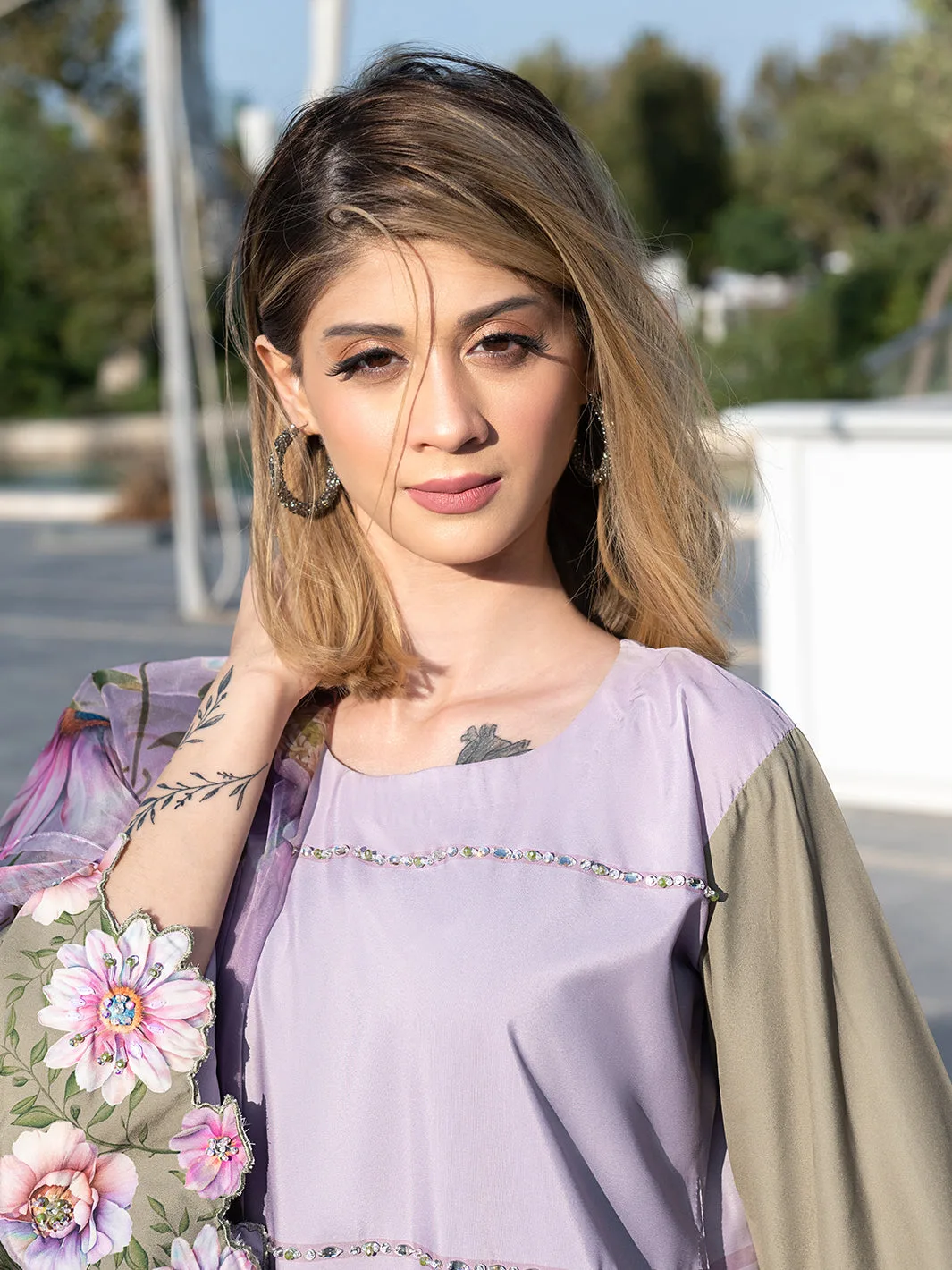 Lilac organza shirt with silk grip trousers and printed dupatta – view 3 – Poshaq