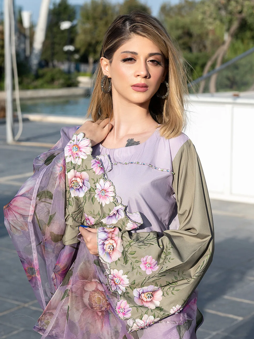 Lilac organza shirt with silk grip trousers and printed dupatta – view 4 – Poshaq