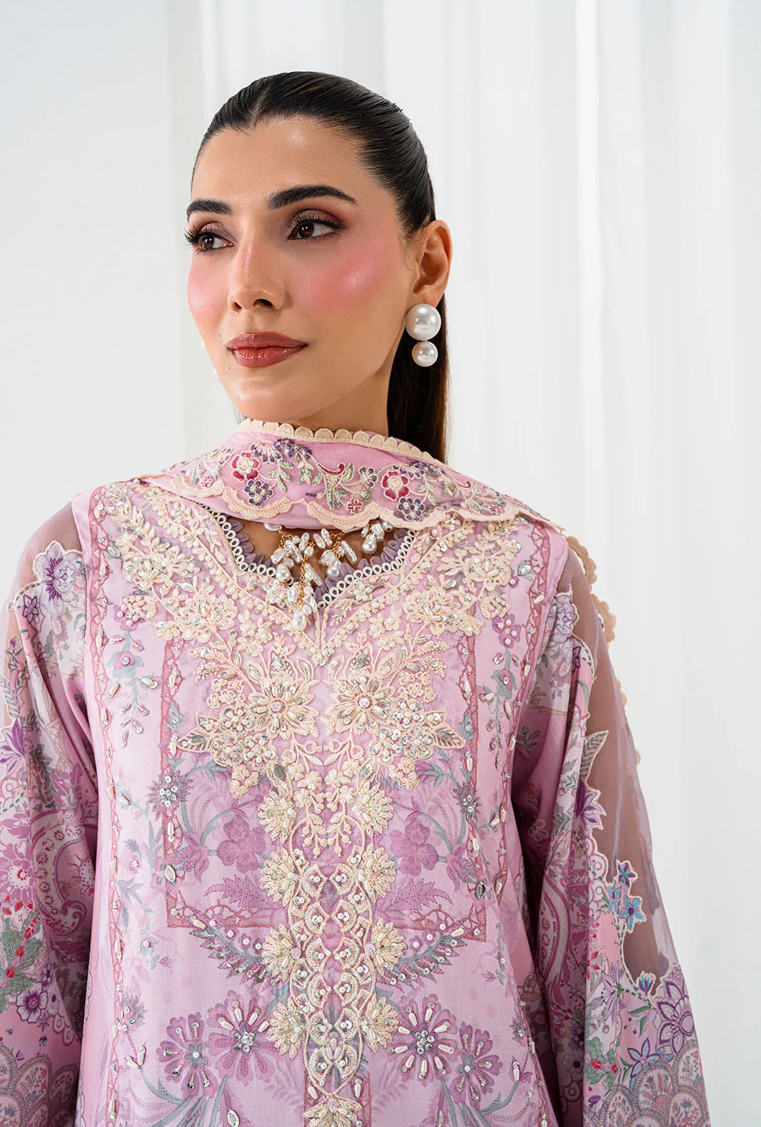 Lilac long shirt with embroidered lace, raw silk capri pants and silk dupatta – view 3 – Poshaq