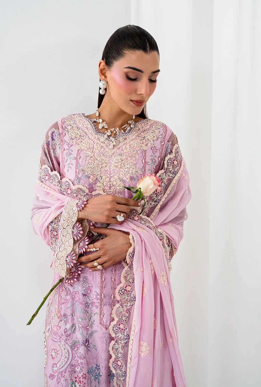 Lilac long shirt with embroidered lace, raw silk capri pants and silk dupatta – view 4 – Poshaq