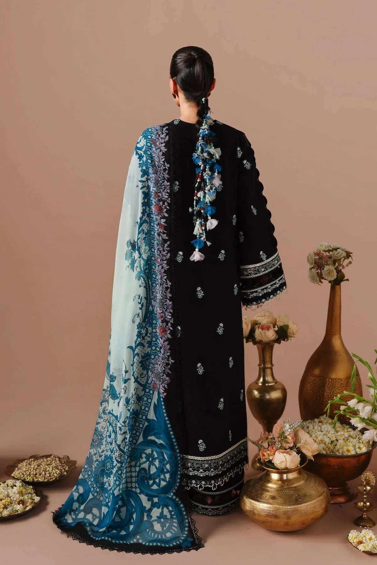 Black lawn shirt with silk dupatta and cotton trousers – view 2 – Poshaq
