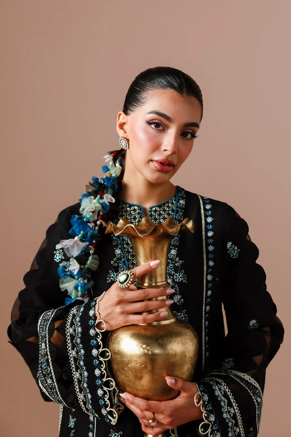 Black lawn shirt with silk dupatta and cotton trousers – view 3 – Poshaq