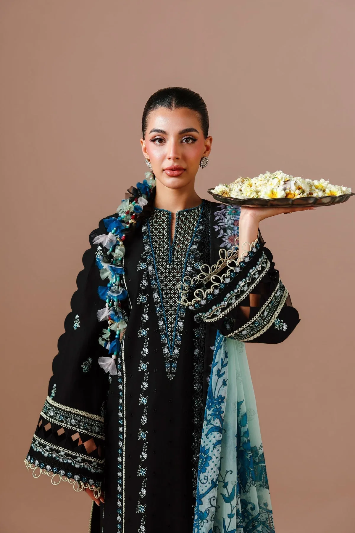 Black lawn shirt with silk dupatta and cotton trousers – view 4 – Poshaq
