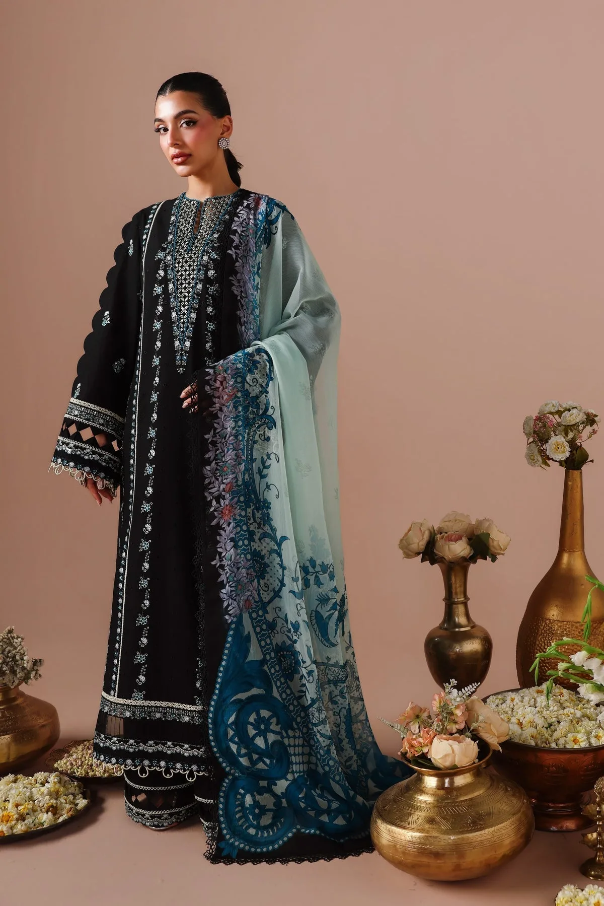 Black lawn shirt with silk dupatta and cotton trousers – view 5 – Poshaq