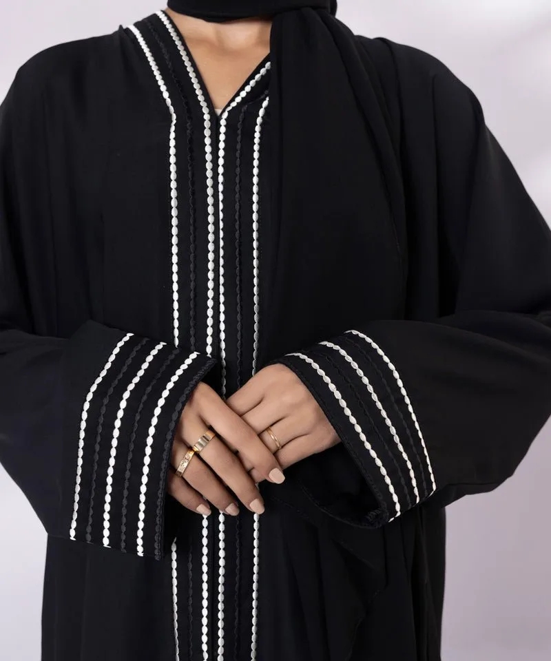 Black abaya with V‑neck and embroidered sleeves – view 3 – Poshaq