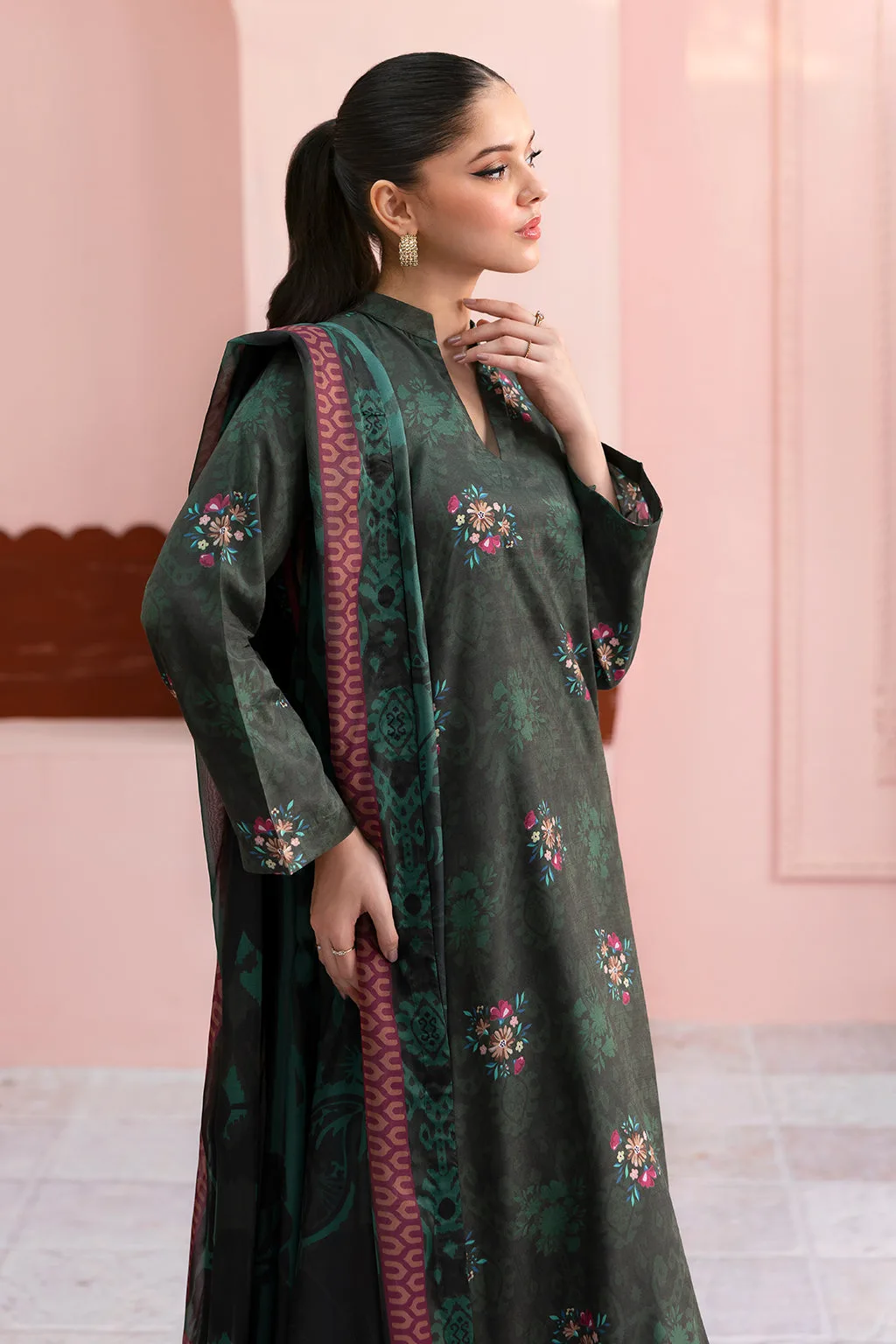 Bottle green long shirt in raw silk with muted rose detailing – view 3 – Poshaq