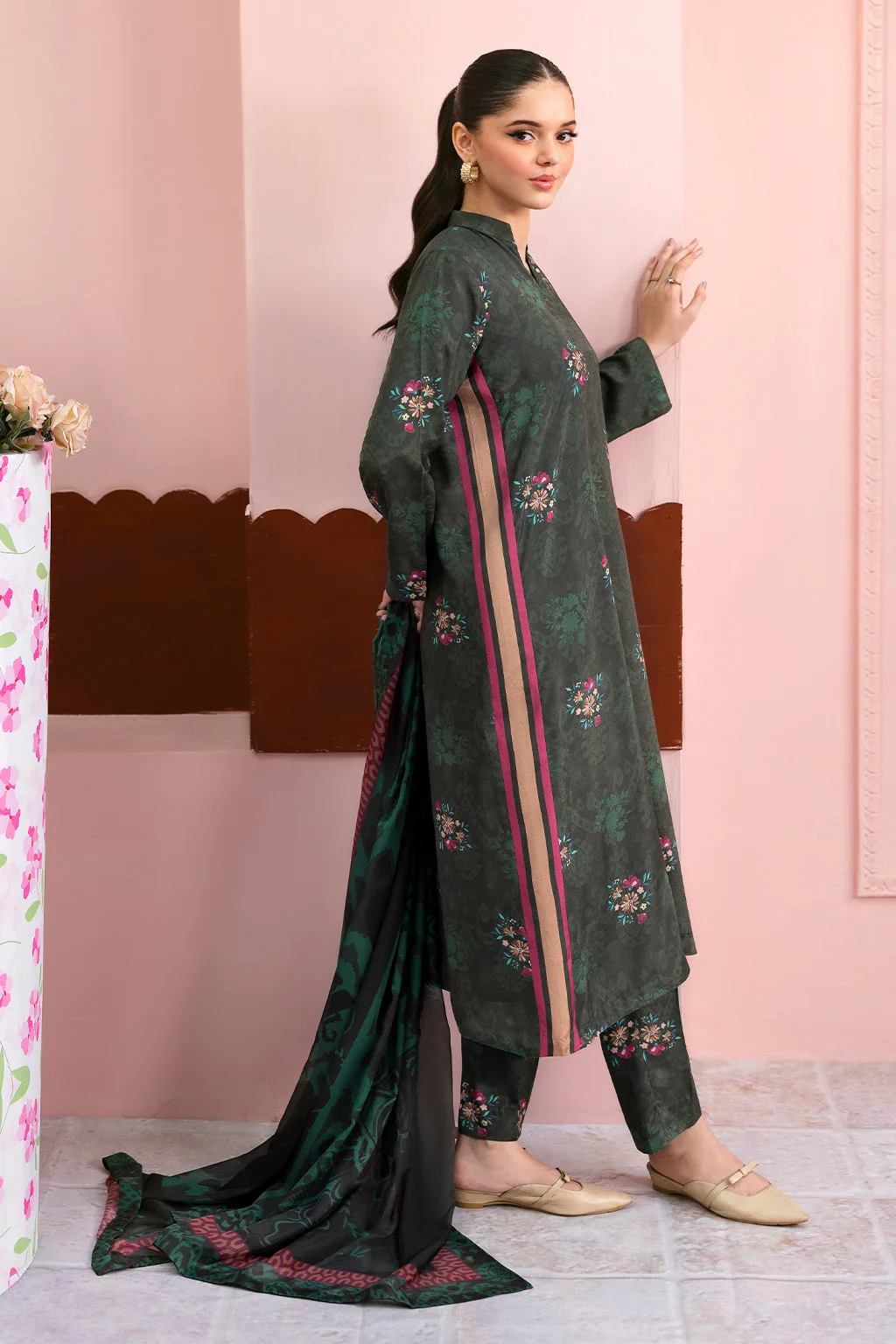 Bottle green long shirt in raw silk with muted rose detailing – view 4 – Poshaq