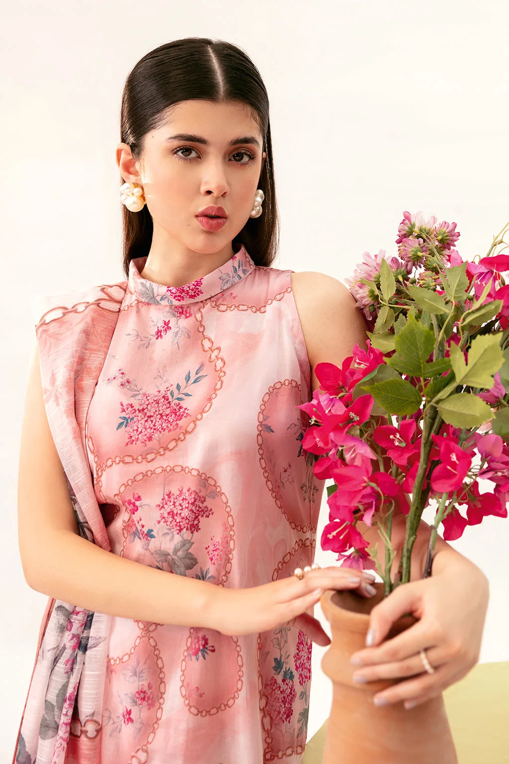 Pastel pink three‑piece lawn set with kurta, trousers and dupatta – view 3 – Poshaq