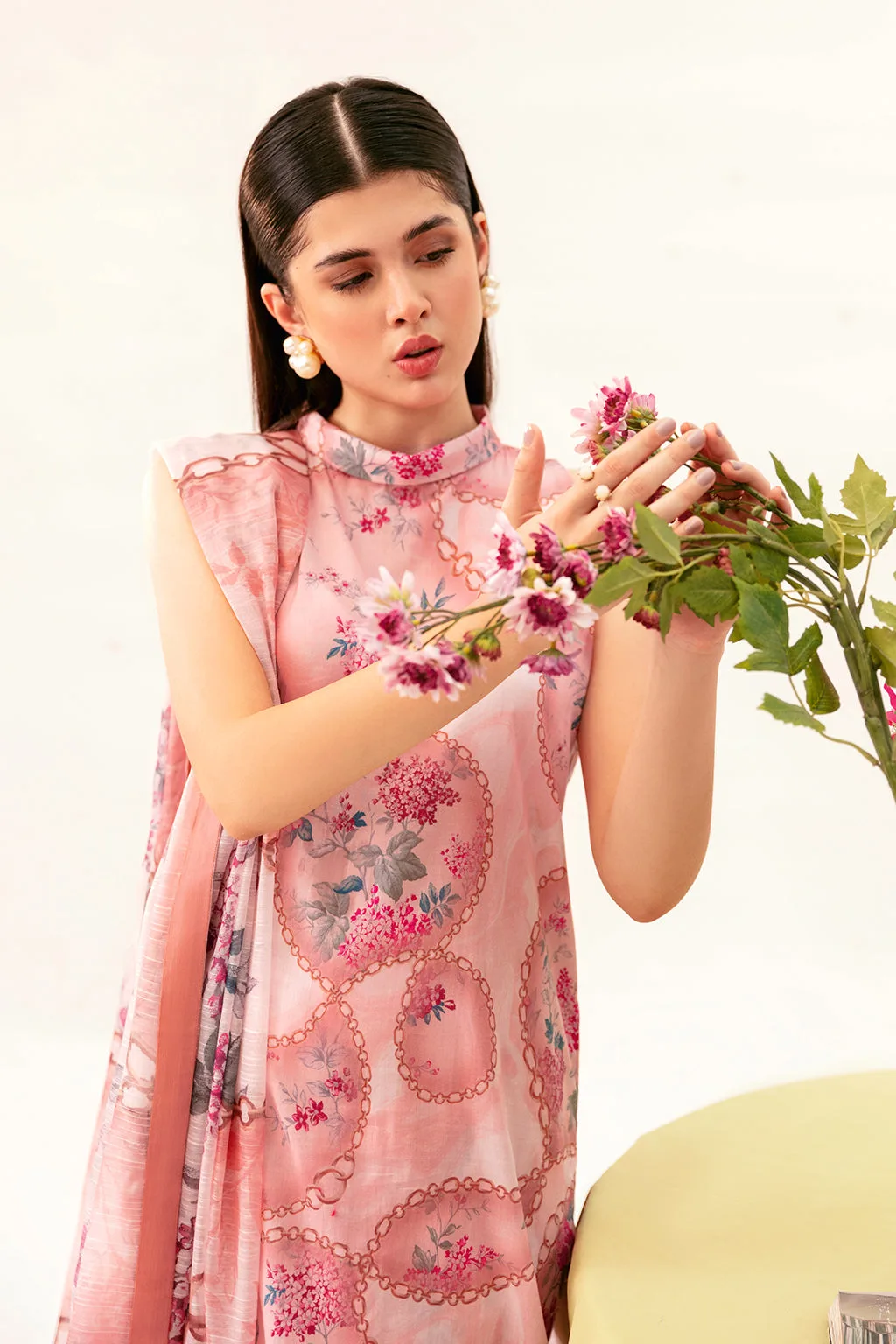 Pastel pink three‑piece lawn set with kurta, trousers and dupatta – view 4 – Poshaq
