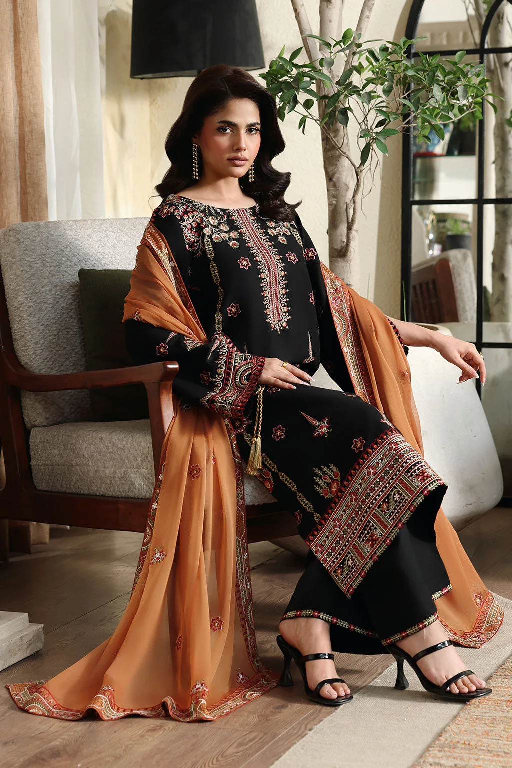 Black long shirt with chiffon and lawn embroidery – view 4 – Poshaq