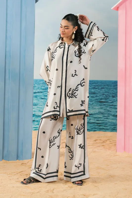 Off white silk set with shirt and straight trousers, crease silk fabric – view 1 – Poshaq