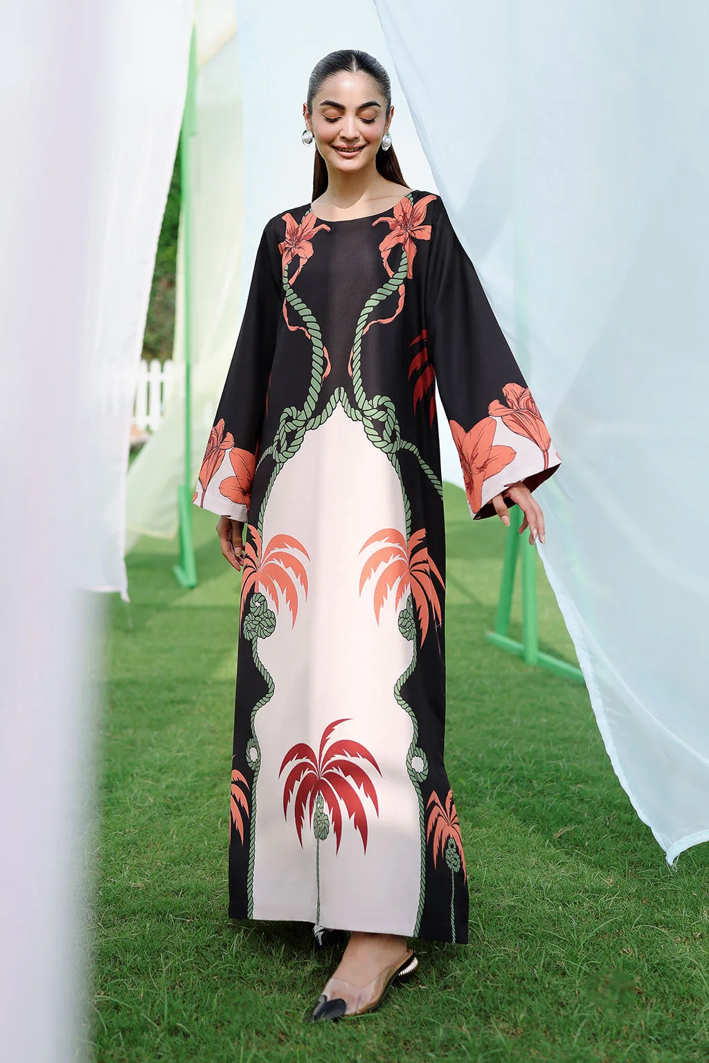 Black lawn kaftan with fluid silhouette and subtle sheen – view 1 – Poshaq