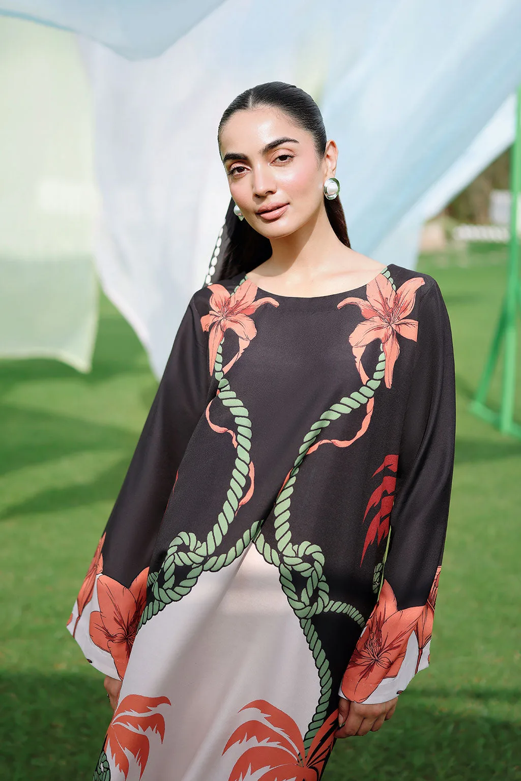 Black lawn kaftan with fluid silhouette and subtle sheen – view 3 – Poshaq