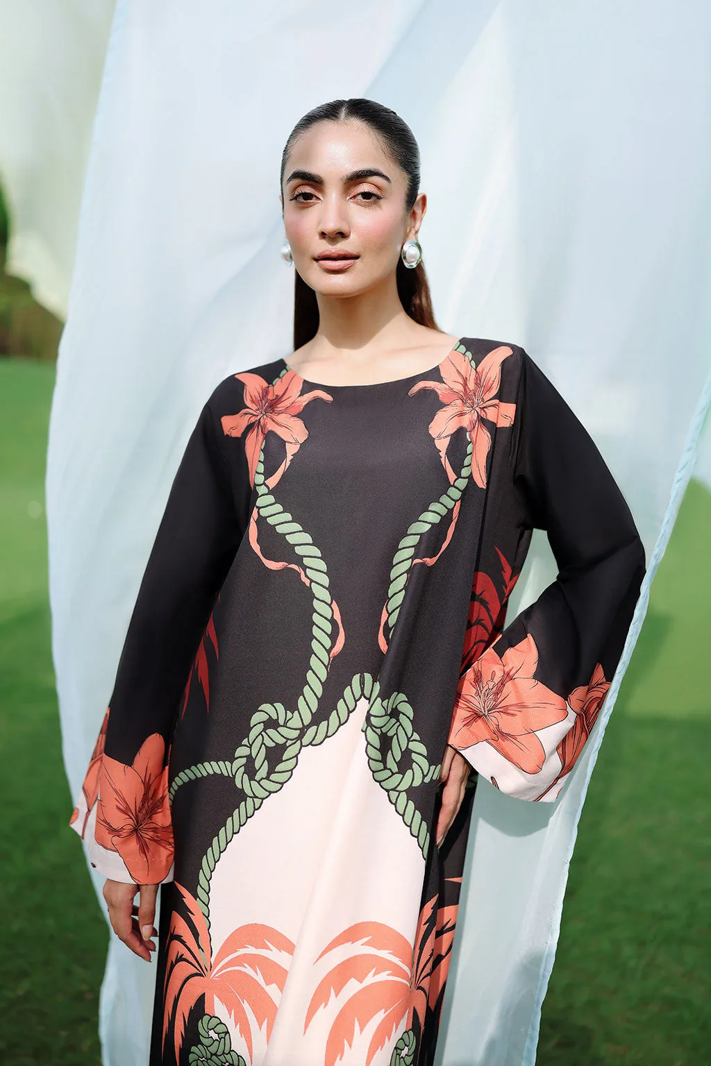 Black lawn kaftan with fluid silhouette and subtle sheen – view 4 – Poshaq