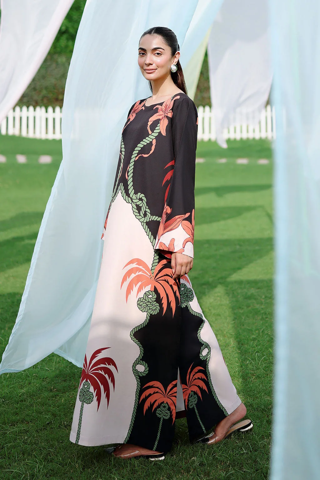 Black lawn kaftan with fluid silhouette and subtle sheen – view 5 – Poshaq