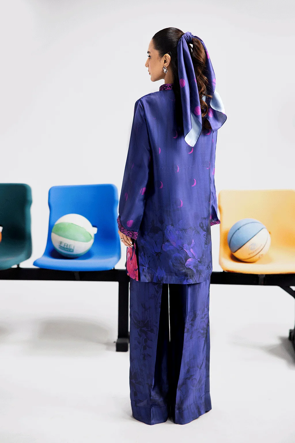 Blue silk printed set with shirt and straight pants – view 2 – Poshaq