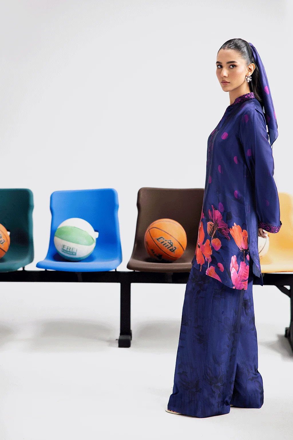 Blue silk printed set with shirt and straight pants – view 4 – Poshaq