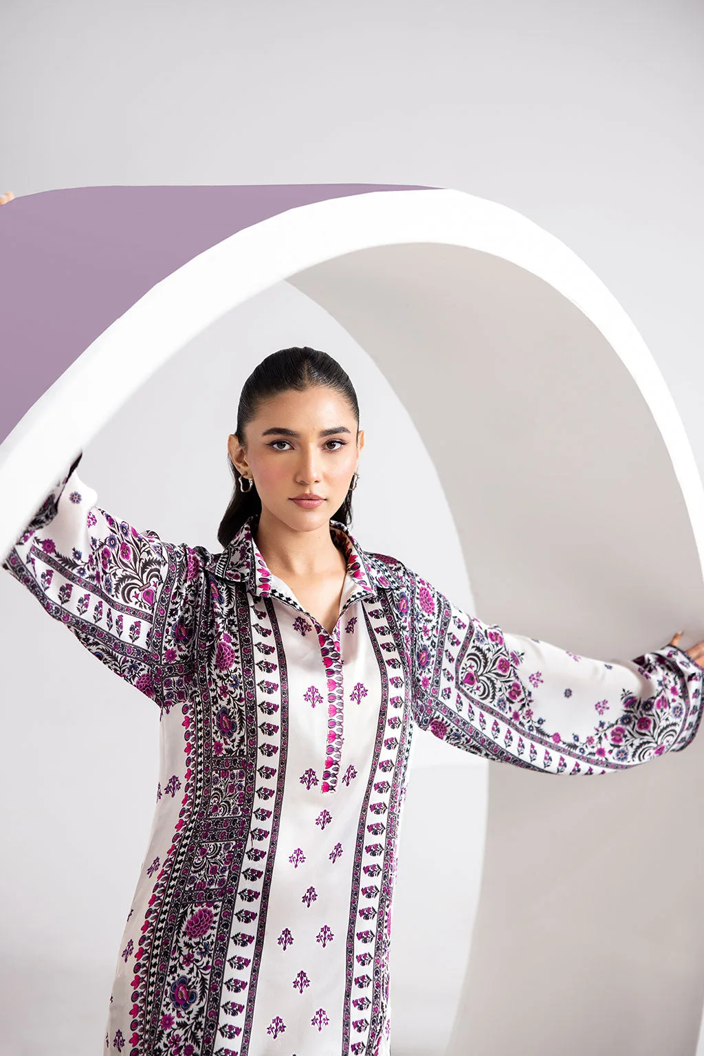 Pearl White silk extended shirt with subtle print – view 3 – Poshaq