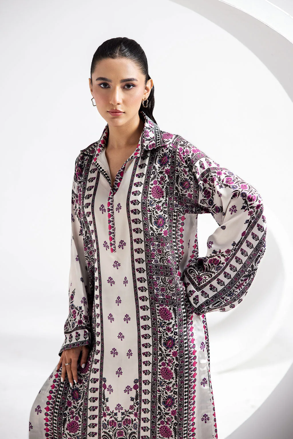 Pearl White silk extended shirt with subtle print – view 4 – Poshaq