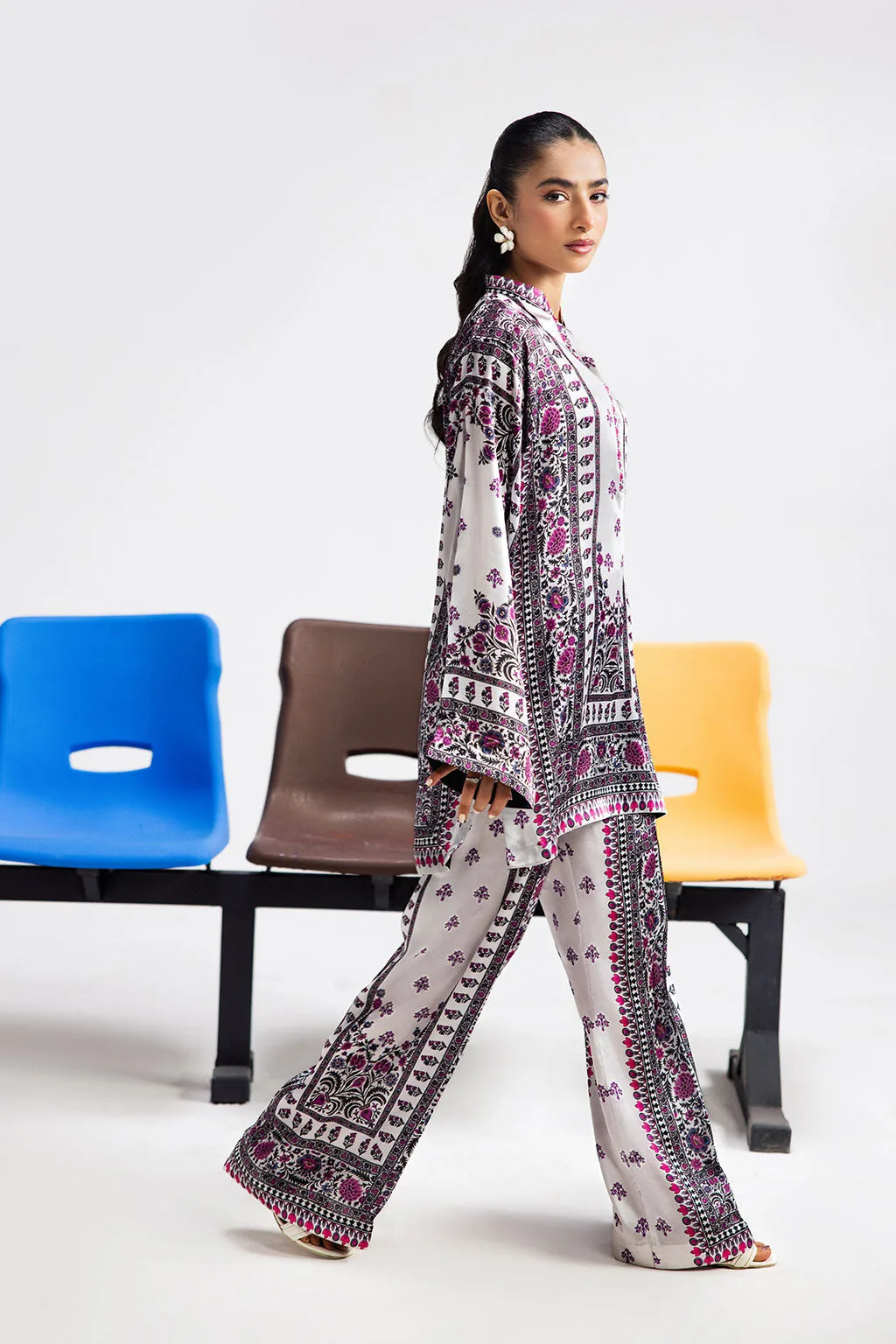 White silk shirt and straight trousers set with digital print – view 3 – Poshaq