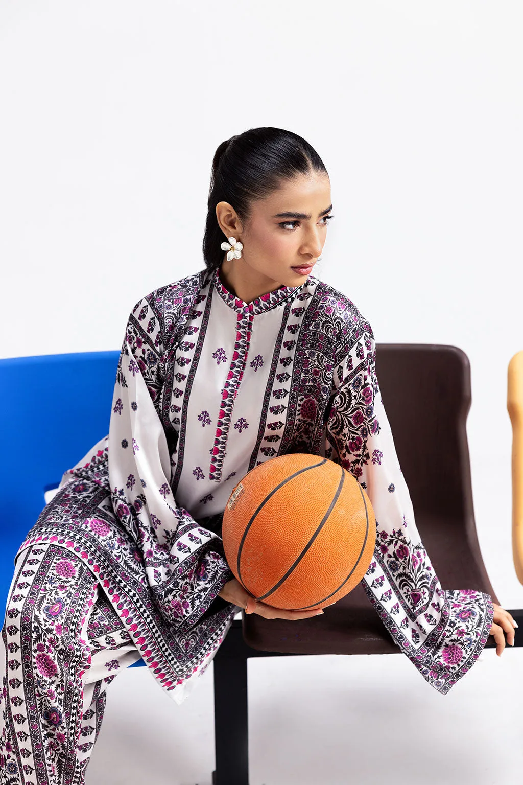 White silk shirt and straight trousers set with digital print – view 4 – Poshaq