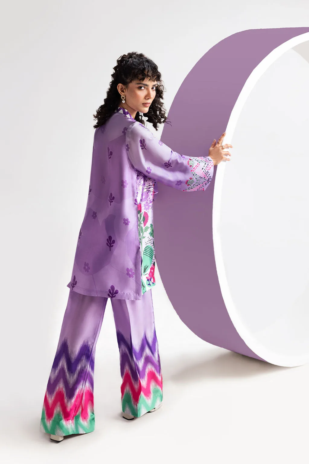 Purple silk shirt and straight‑cut trousers with digital print – view 2 – Poshaq