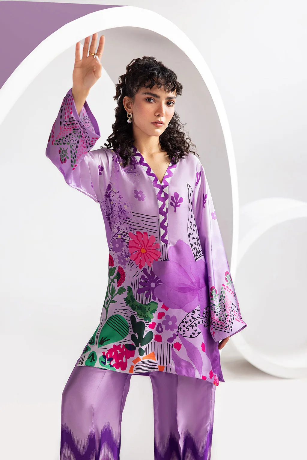Purple silk shirt and straight‑cut trousers with digital print – view 3 – Poshaq