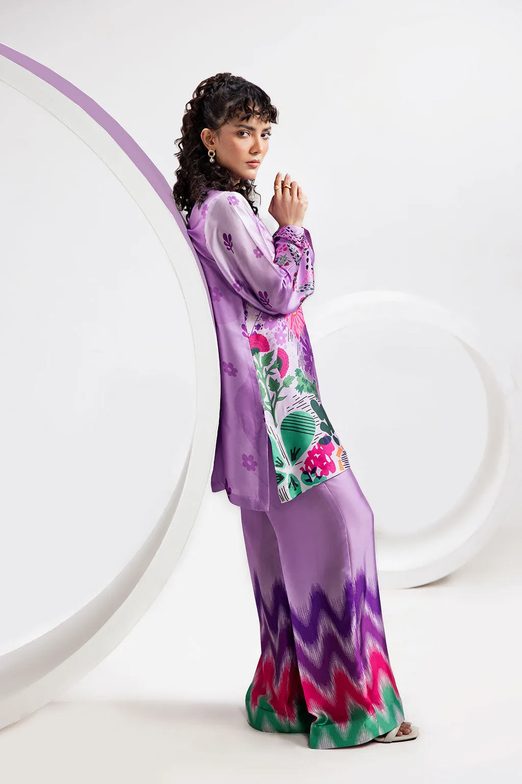 Purple silk shirt and straight‑cut trousers with digital print – view 4 – Poshaq