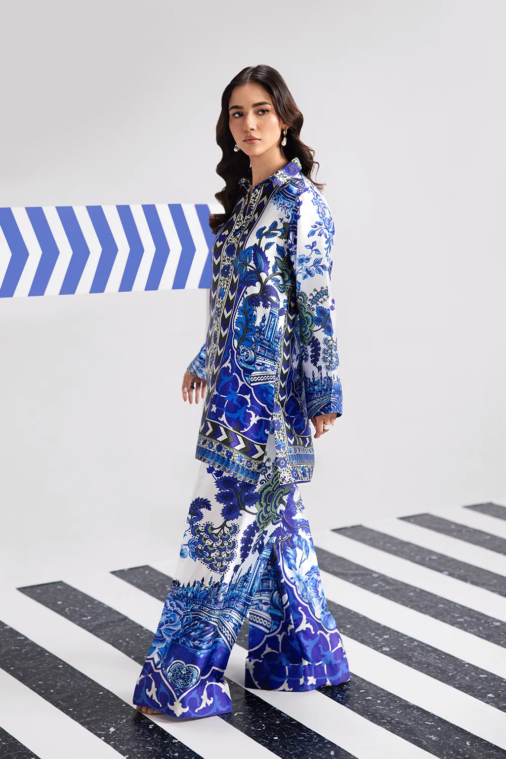Blue silk shirt and straight pants set with digital print – view 3 – Poshaq