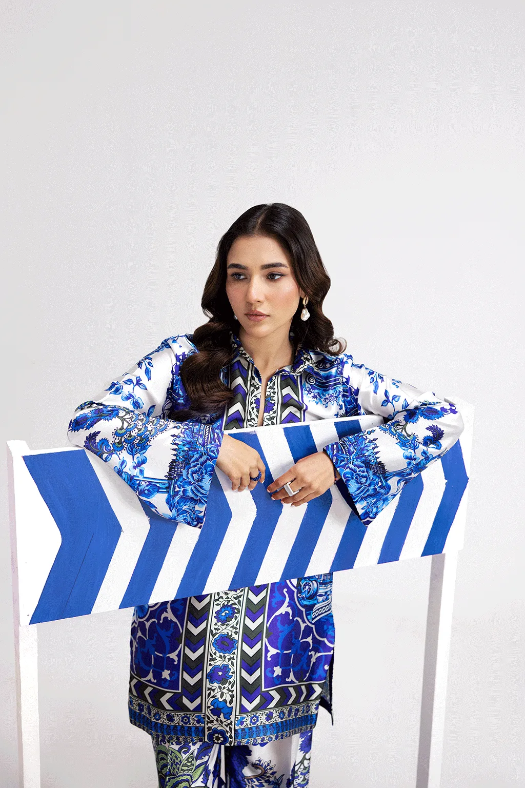 Blue silk shirt and straight pants set with digital print – view 4 – Poshaq