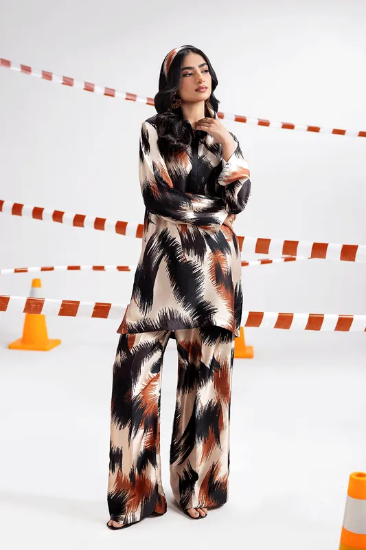 Black silk printed set with shirt and straight trousers – view 1 – Poshaq