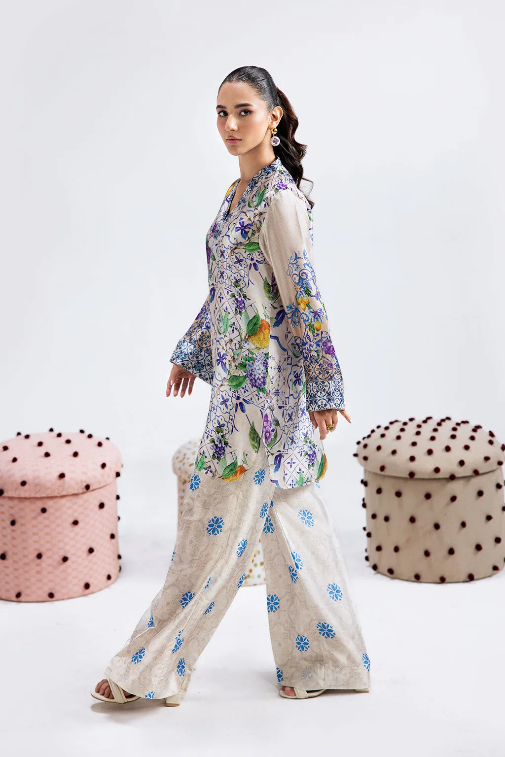 Pearl white silk shirt and straight trousers set with subtle digital print – view 3 – Poshaq