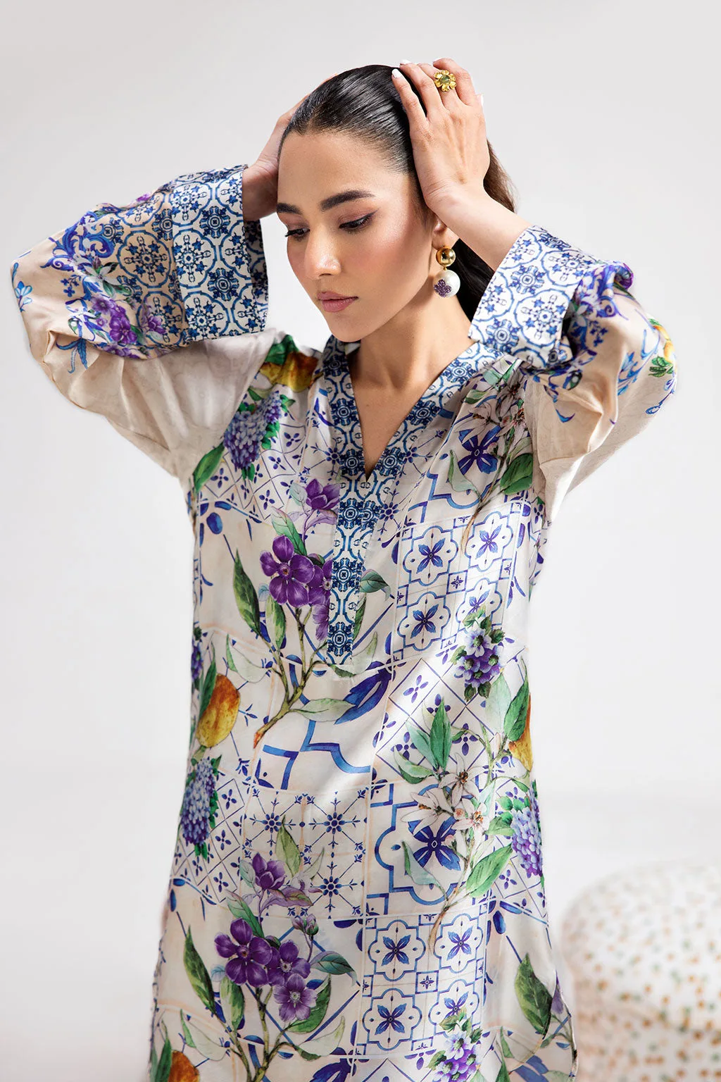Pearl white silk shirt and straight trousers set with subtle digital print – view 4 – Poshaq