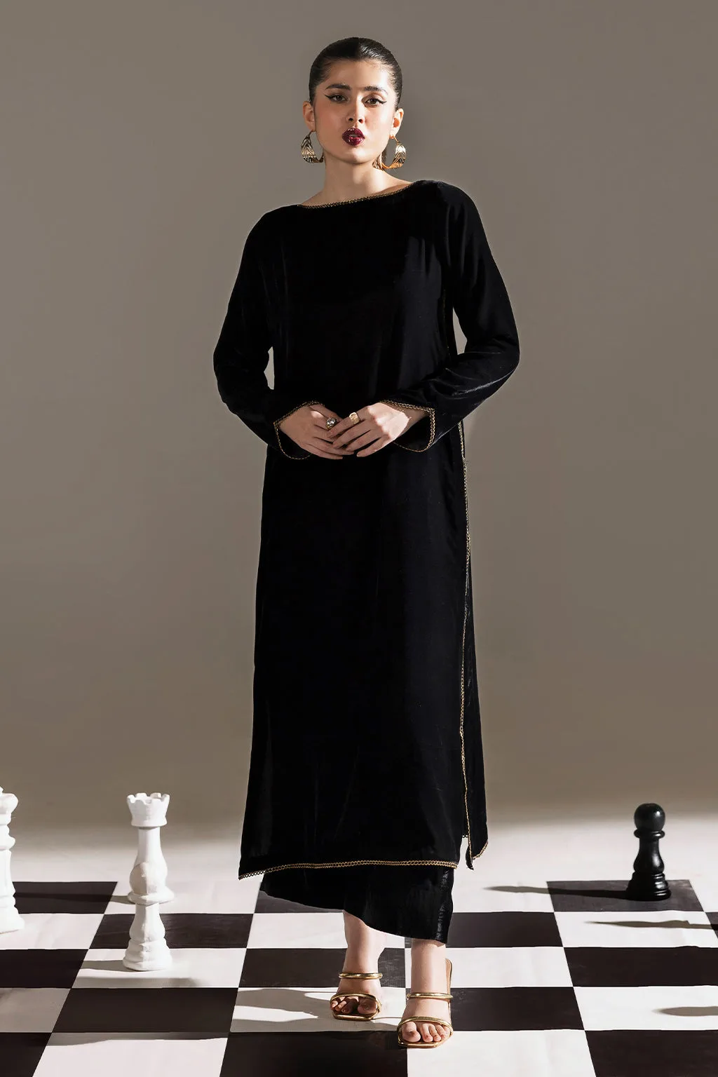 Black velvet set with sleek shirt and trousers, subtle sheen – view 1 – Poshaq