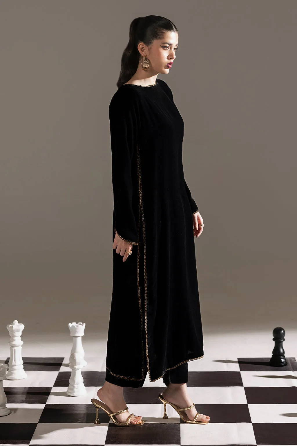 Black velvet set with sleek shirt and trousers, subtle sheen – view 2 – Poshaq