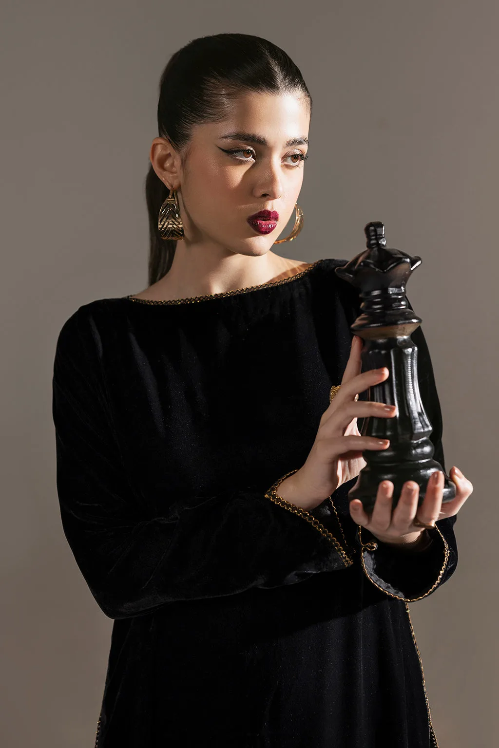 Black velvet set with sleek shirt and trousers, subtle sheen – view 4 – Poshaq