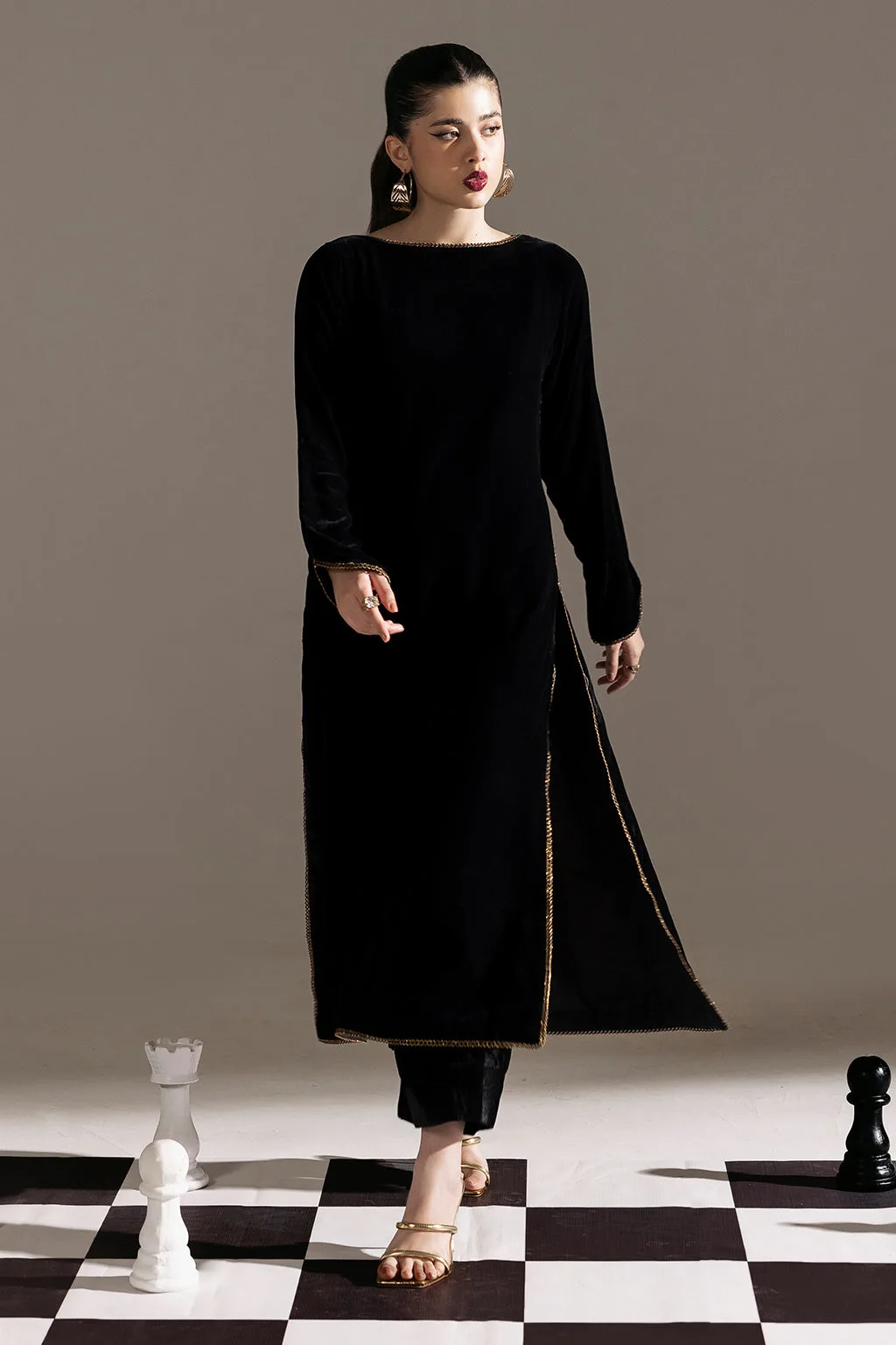 Black velvet set with sleek shirt and trousers, subtle sheen – view 5 – Poshaq