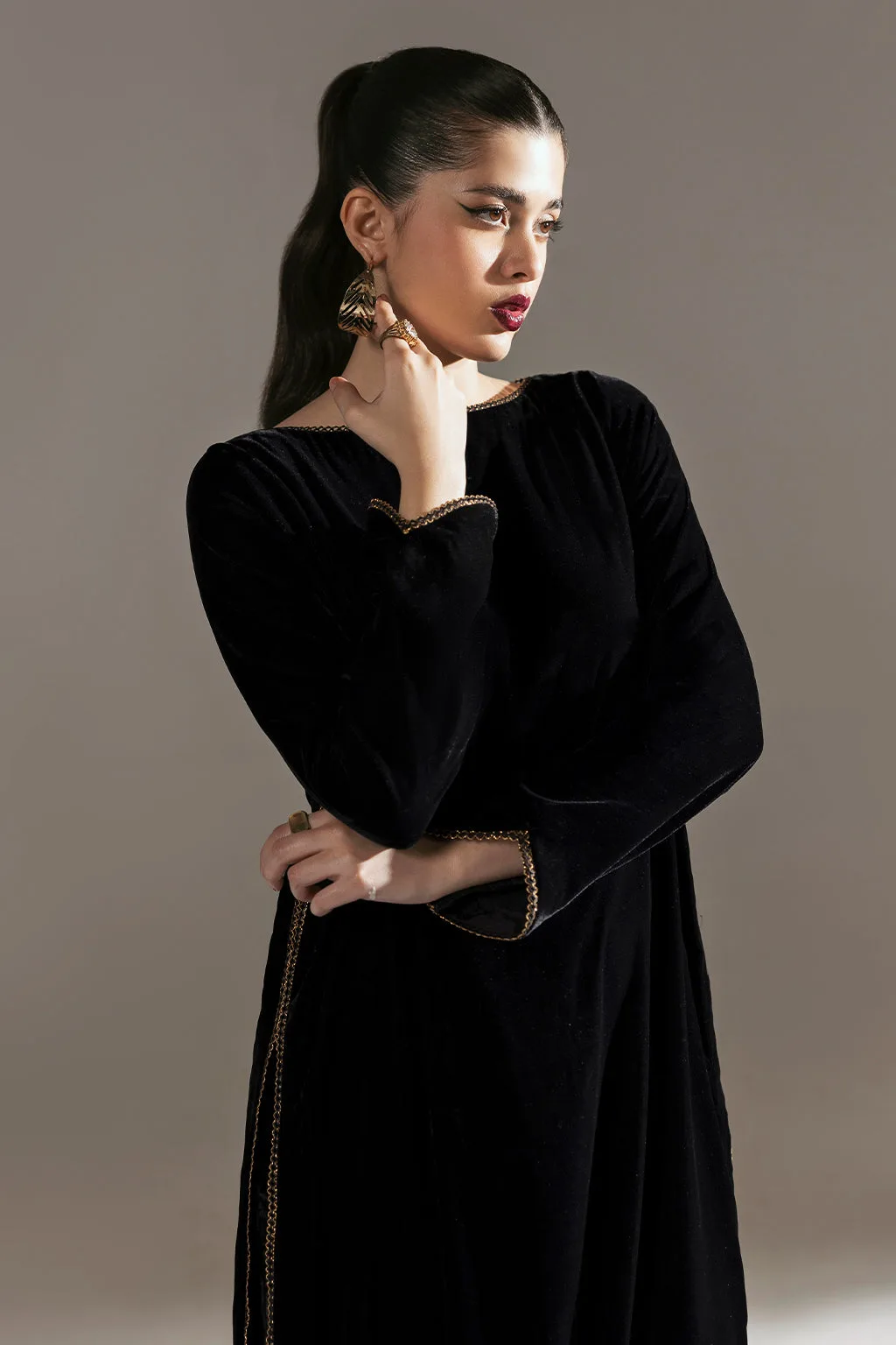 Black velvet set with sleek shirt and trousers, subtle sheen – view 6 – Poshaq