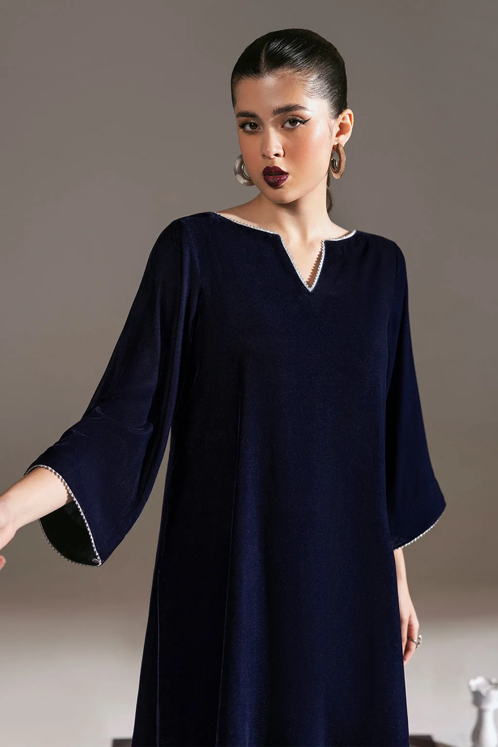 Black velvet ladies set with sleek shirt and trousers – view 6 – Poshaq