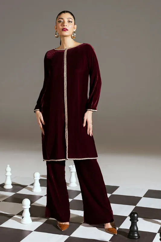 Maroon velvet ladies set with boat‑neck shirt and matching trousers – view 1 – Poshaq
