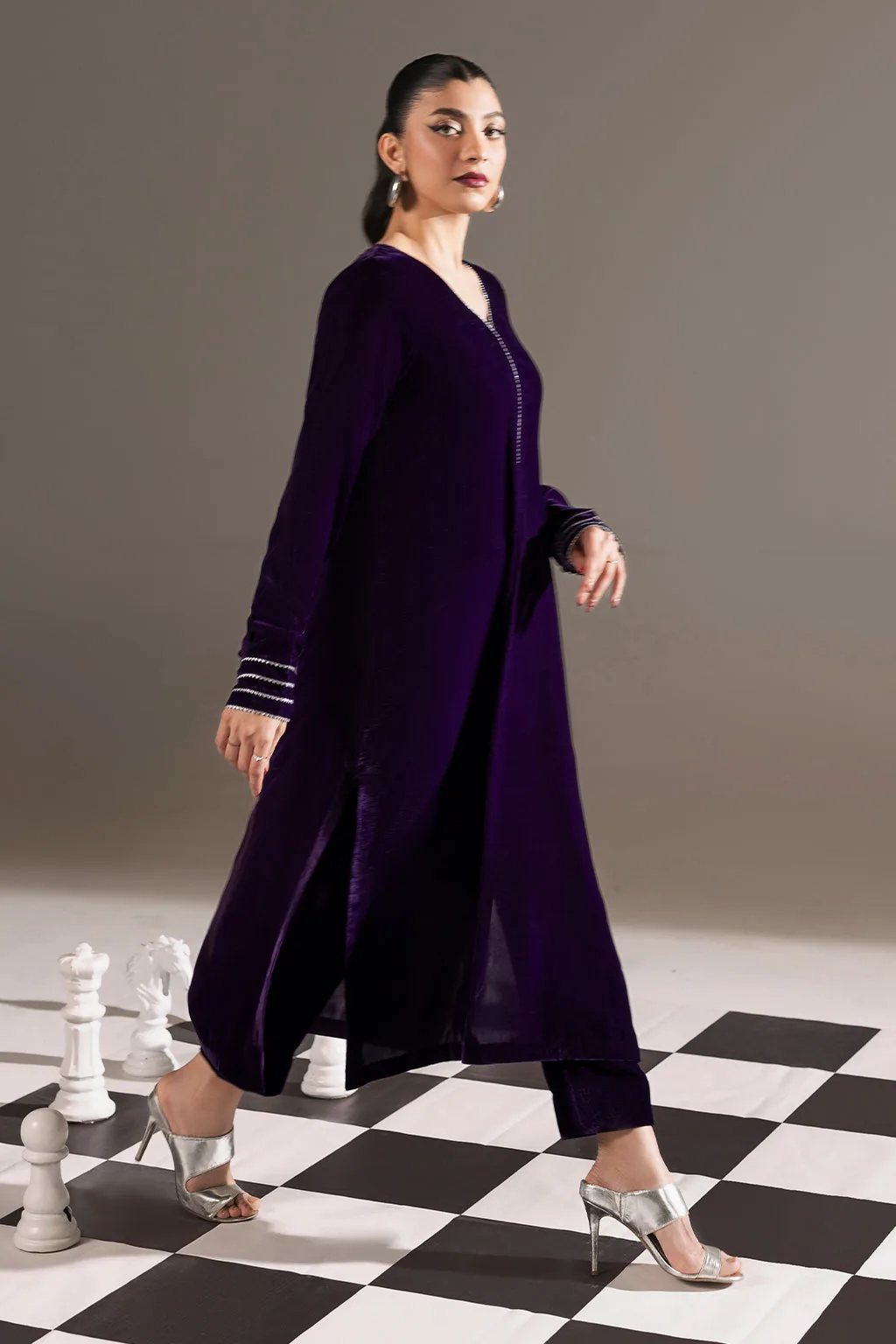 Dark purple long velvet shirt with V‑plunging neckline – view 2 – Poshaq