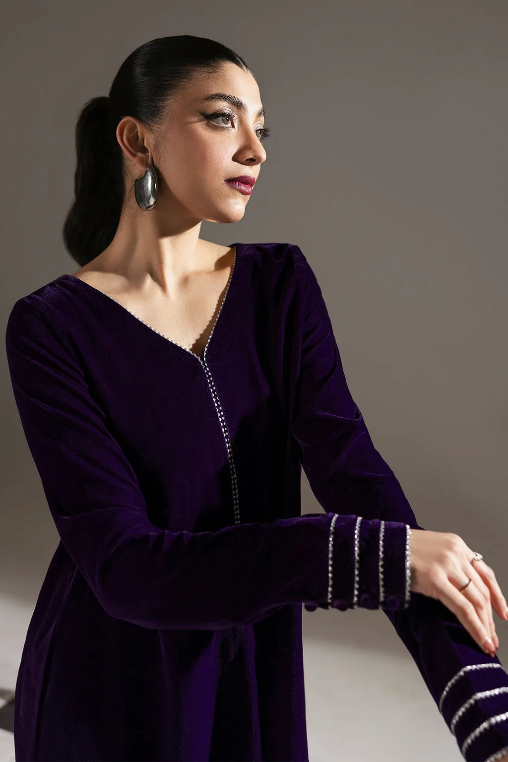 Dark purple long velvet shirt with V‑plunging neckline – view 3 – Poshaq
