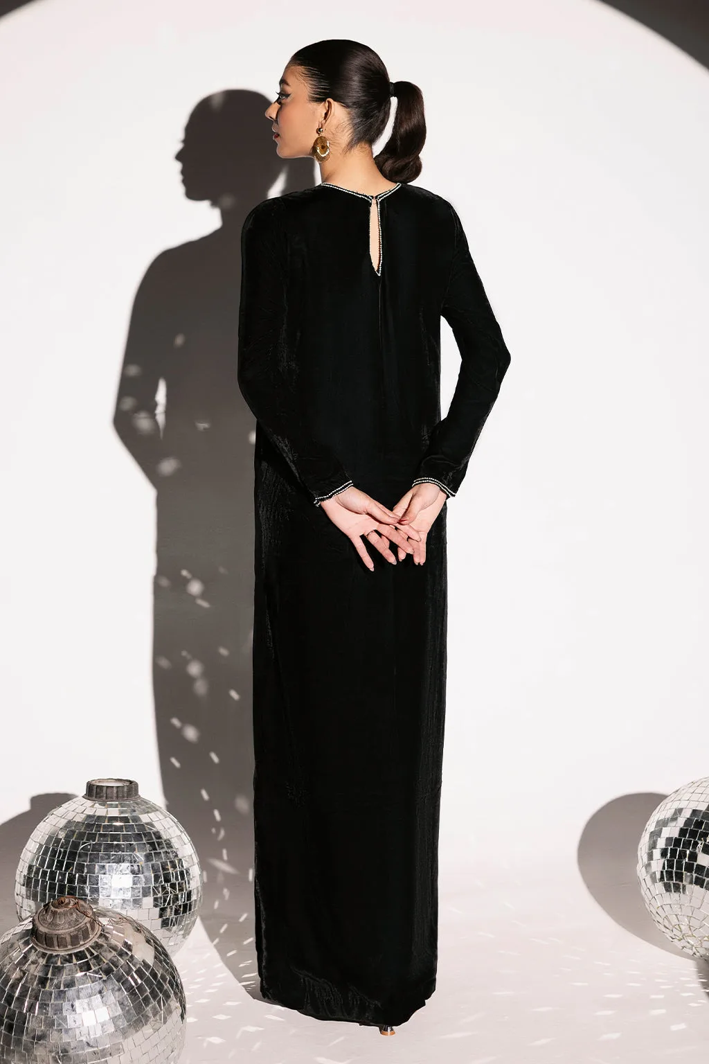 Black velvet kaftan with embroidered neckline and boat collar – view 2 – Poshaq