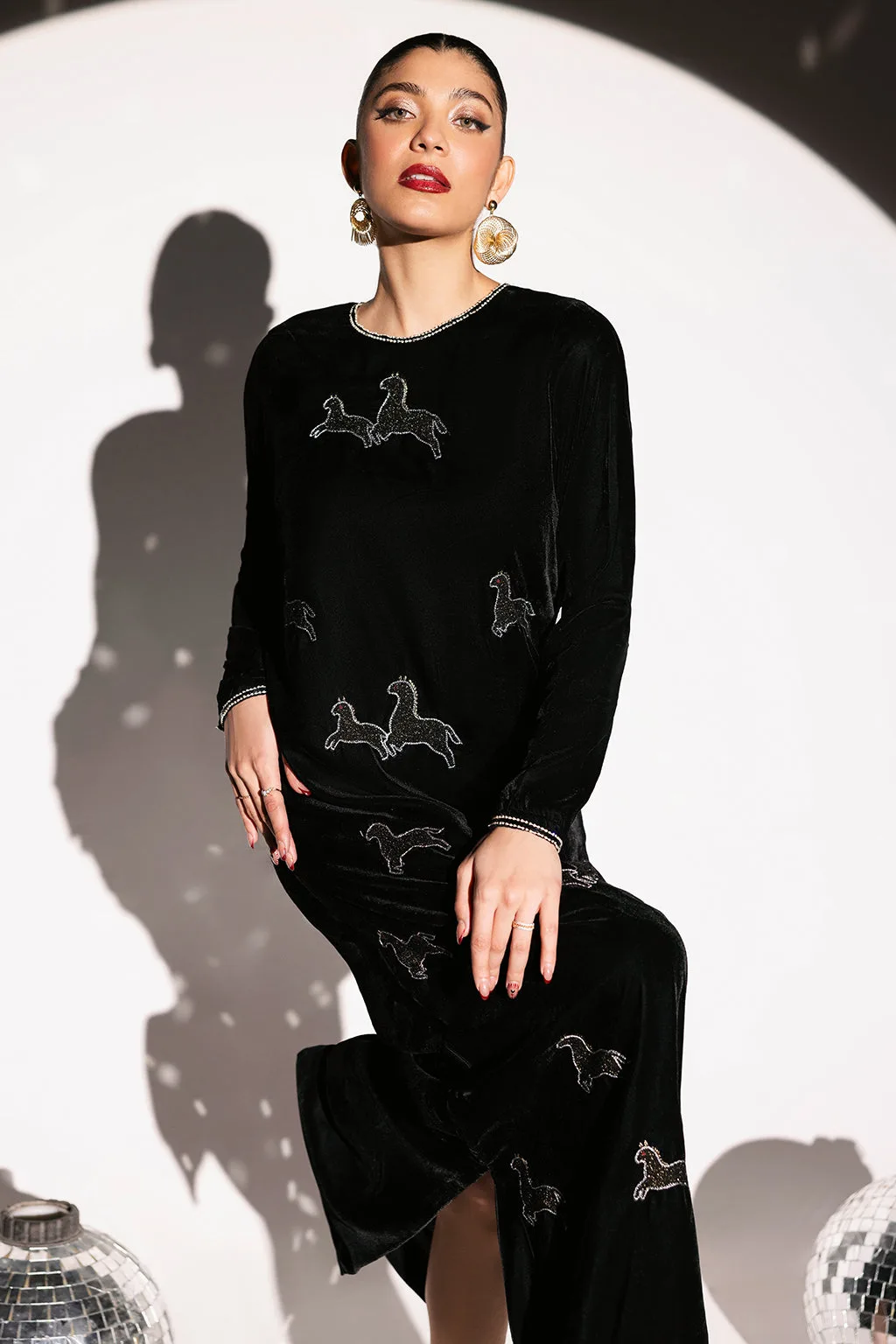 Black velvet kaftan with embroidered neckline and boat collar – view 4 – Poshaq