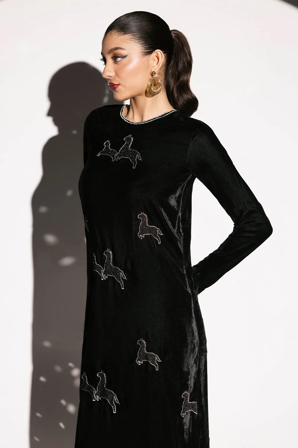 Black velvet kaftan with embroidered neckline and boat collar – view 5 – Poshaq