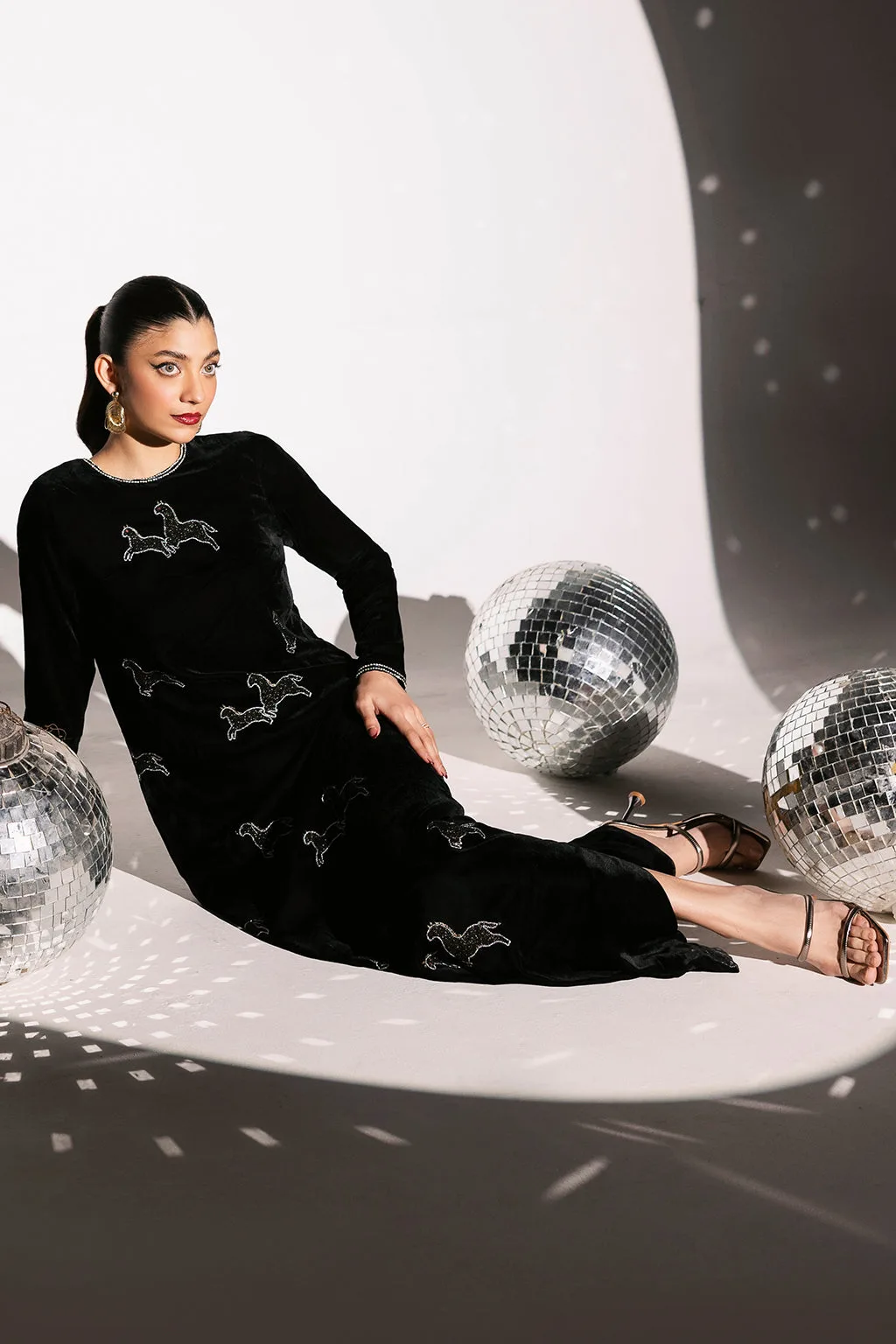 Black velvet kaftan with embroidered neckline and boat collar – view 6 – Poshaq